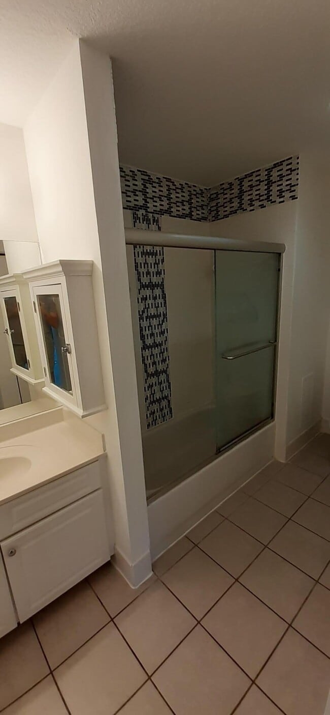 Foto del edificio - 1203 Town Center Dr