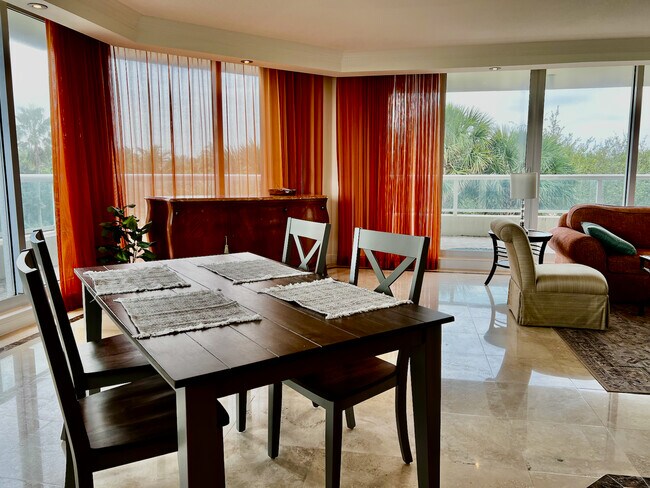 Foto del edificio - 6051 N Ocean Dr