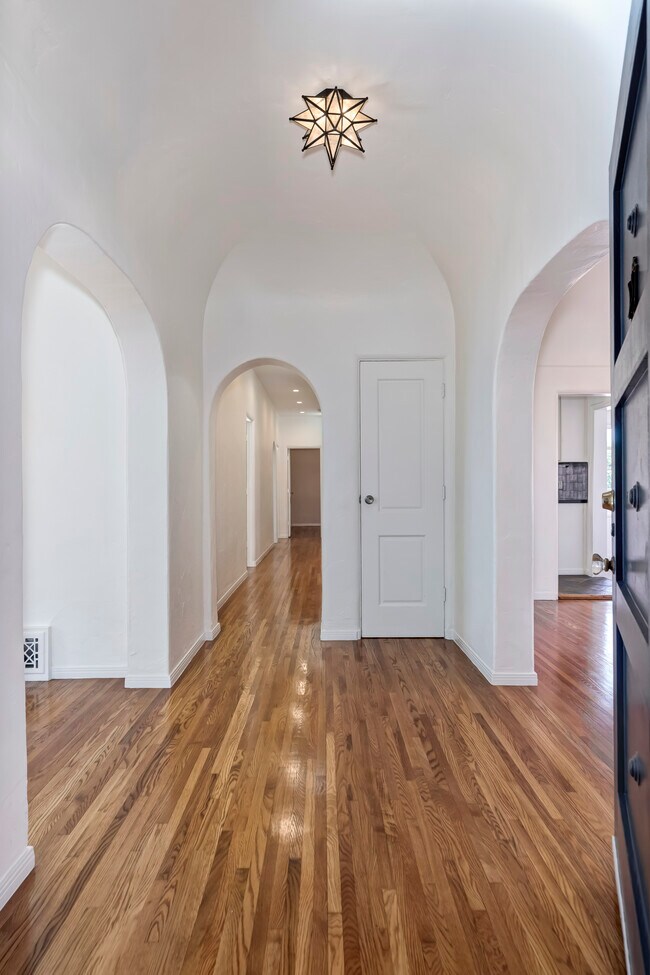 Building Photo - 1055 S Hayworth Ave