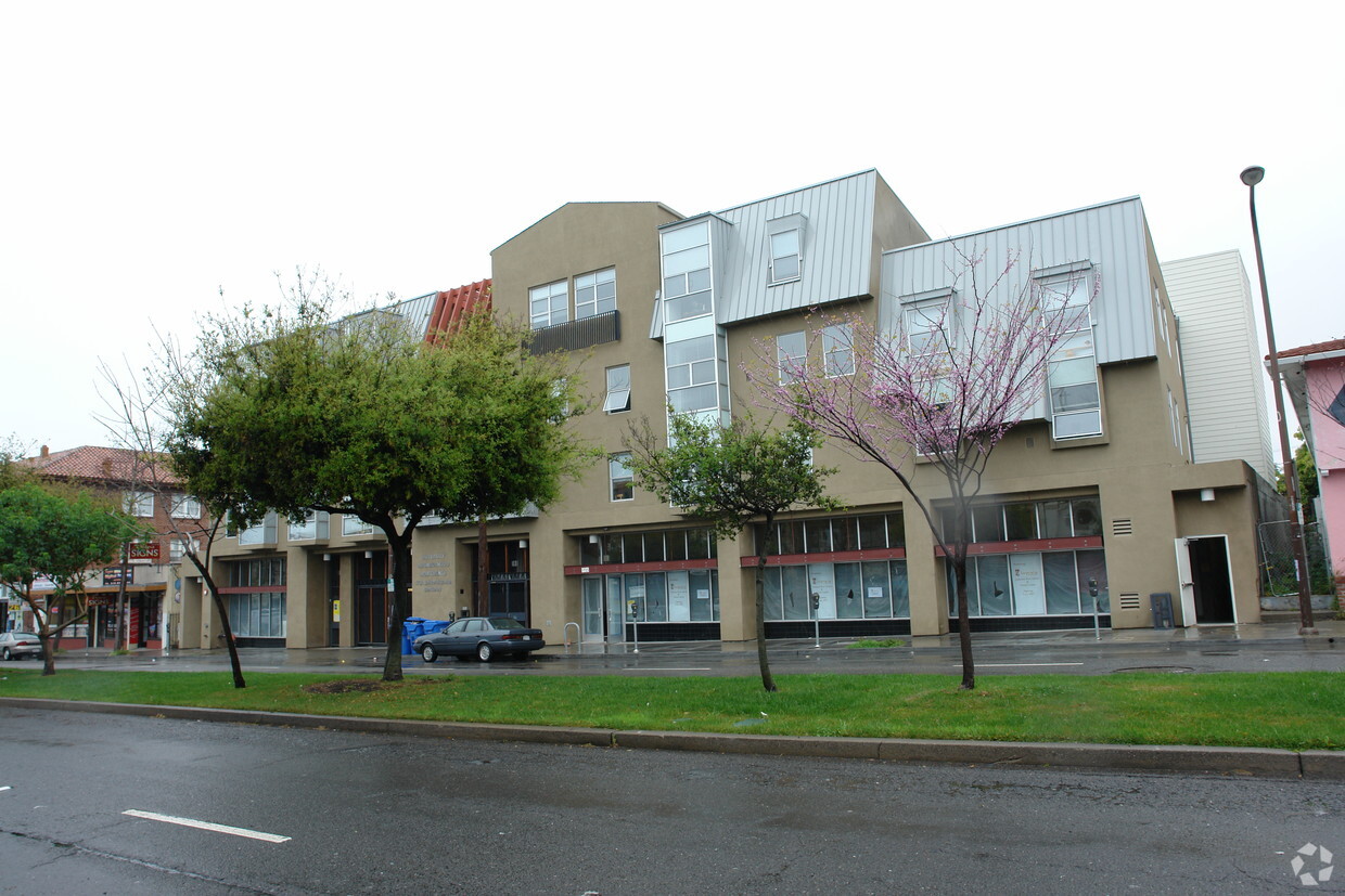 Foto del edificio - University Neighborhood Apartments