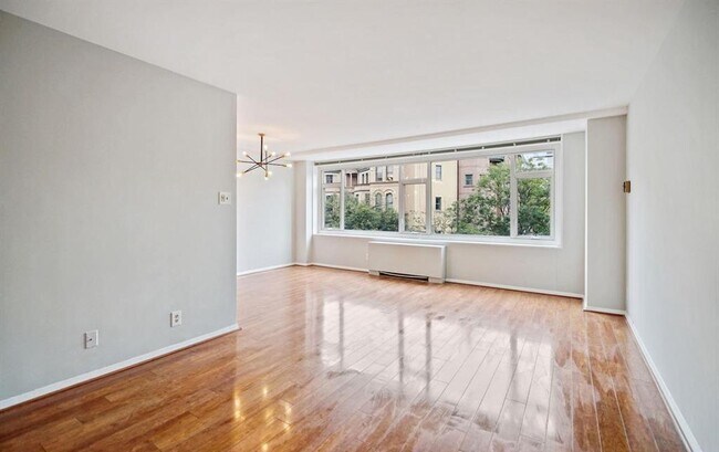 Precioso salón con mucha luz. - 1545 18th St NW