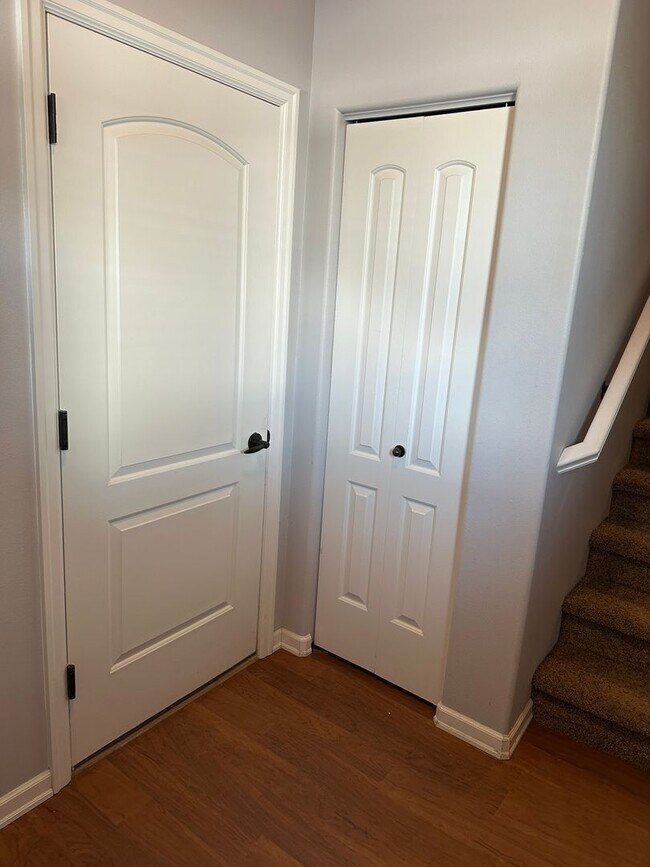 Foto del edificio - Enjoy gorgeous Views of the inlet & Mt. Susitna from the heart of Eagle River!