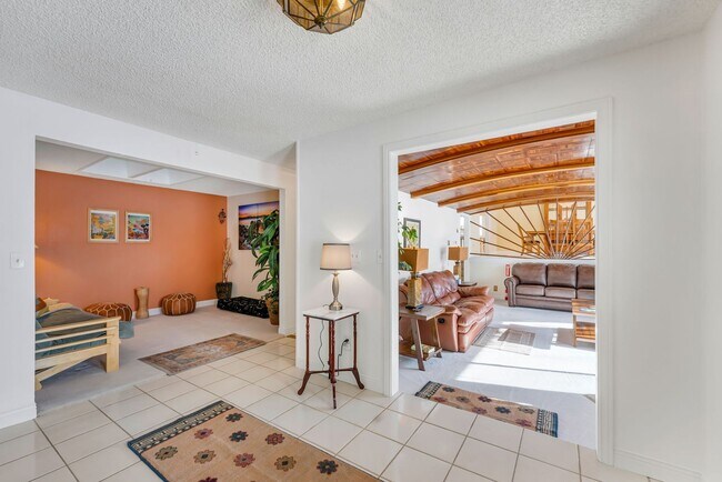 Foto del edificio - FULLY FURNISHED Home in the Mountains