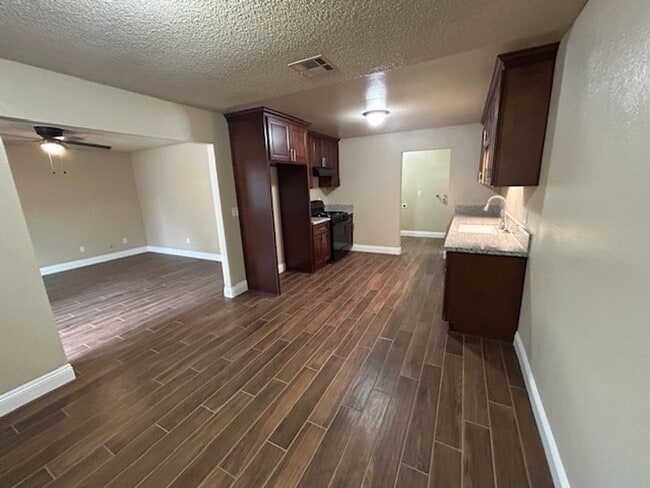 Foto del edificio - *** MOVE IN SPECIAL - $300.00 OFF FIRST MONTHS RENT***