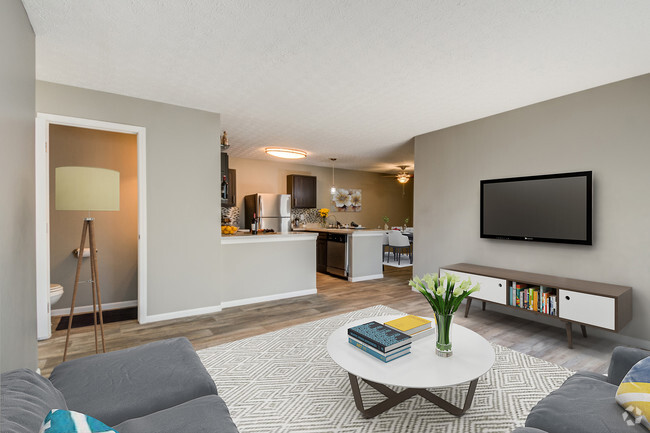 Living Area - Estates at Brentwood Lake