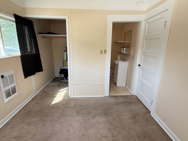 Building Photo - Now renting 1 Bedroom Home