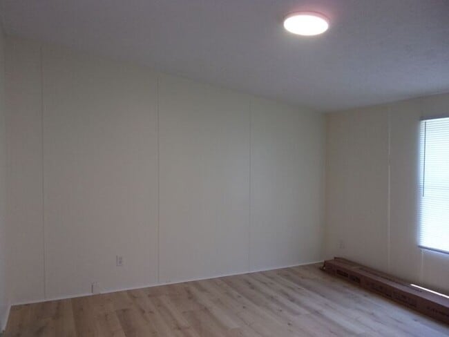 Building Photo - 3 Bedroom 2 Bath Home on over 1 Acre in Ro...
