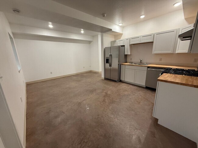 Foto del edificio - 413 E 8th Ave