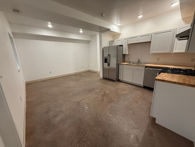 Building Photo - 413 E 8th Ave