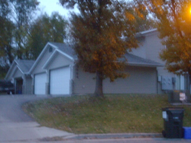 Building Photo - 3563 E Meadows Pl