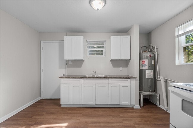 Building Photo - 2328 Boss St