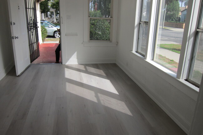 living room - 2803 S Harcourt Ave