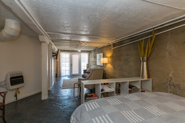 Studio bed - 506-508 Hillcrest Dr