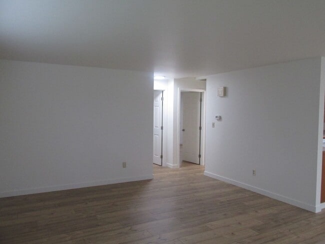 Building Photo - W. Victoria Ave, 482-496