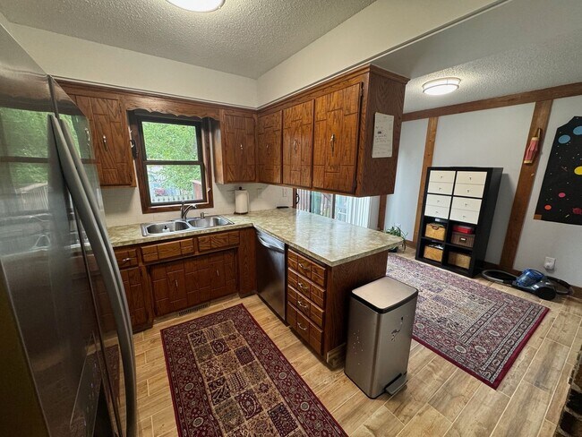 Foto del edificio - Gorgeous SFH with SS appliances, fenced ba...