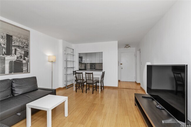 Building Photo - 125 Queens Blvd