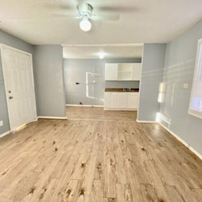 Building Photo - $0 First Month's Rent / $0 Deposit at Move-in