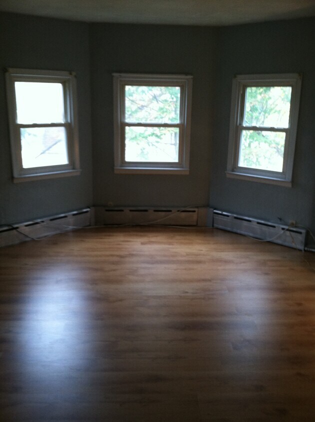 livingroom - 32 Curtis Ave