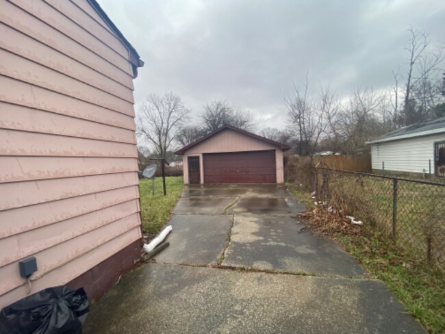 Building Photo - 558 W Foss Ave