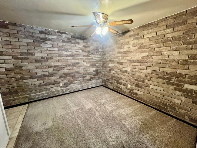 Foto del edificio - Cozy One Bedroom Apartment! Exposed Brick throughout & Laundry On-Site! Call Today!