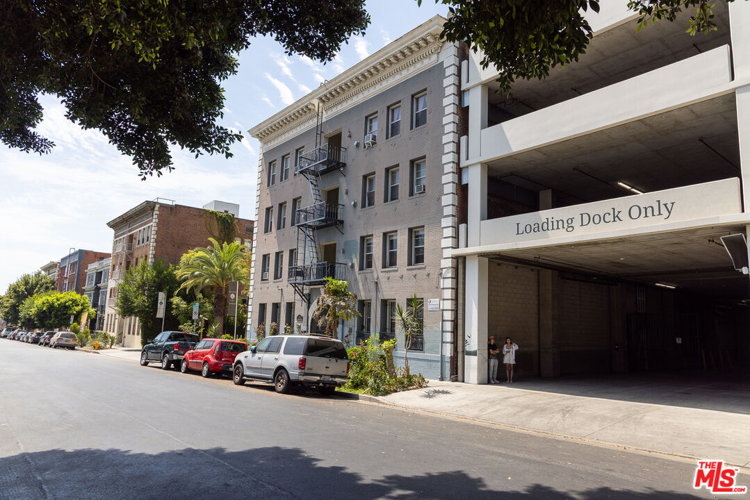 Foto del edificio - 661 Shatto Pl