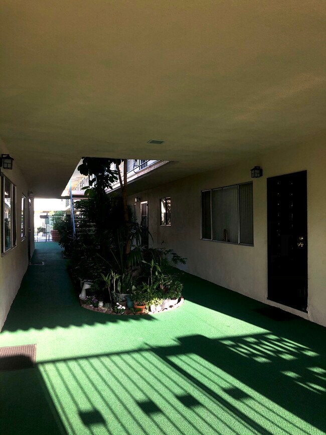 Foto del edificio - 6924 Wilcox Ave