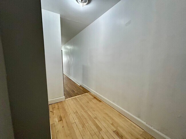 Foto del edificio - 2823 W Girard Ave