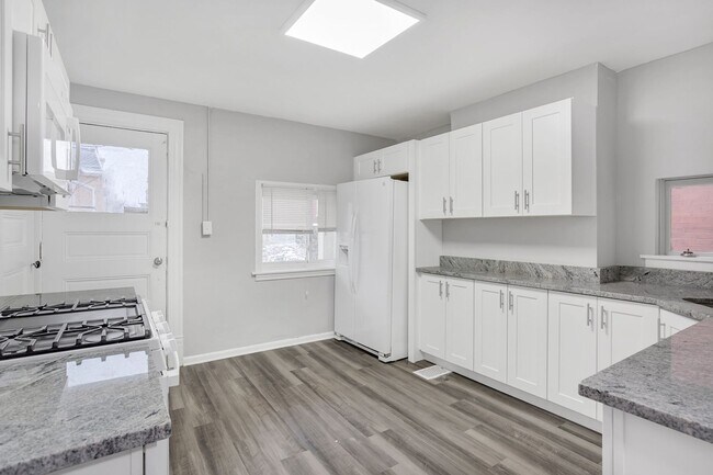 Foto del edificio - 5 Bed 2.5 Bath - Central Oakland.  ALL UPD...