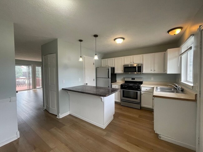 Building Photo - Townhome with central air and a garage!