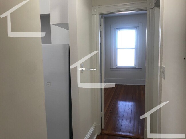 Foto del edificio - Spacious 1 Bed Seconds From The Green Line