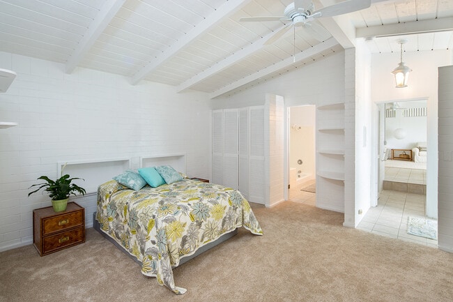 Building Photo - Very clean and bright 1 bedroom, 2 bath in Lanikai with views! All utilities!