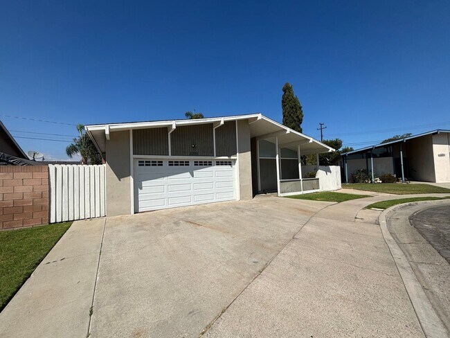 Foto del edificio - Clean and Upgraded 4 Bedroom Home Availabl...