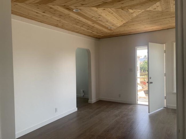 Building Photo - 1 bedroom in Los Angeles CA 90019