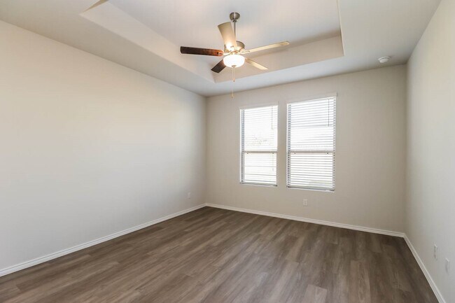 Building Photo - 5727 Daphne Dr