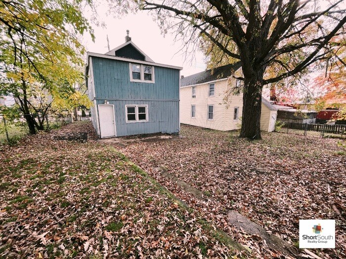 Building Photo - Upper 3 Bed 1 Bath Apartment For-Rent off ...