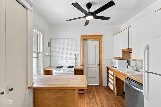 Building Photo - 1104 Dempster St