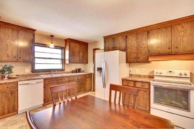 Building Photo - Spacious 4 Bedroom in Edina 1 Block from P...