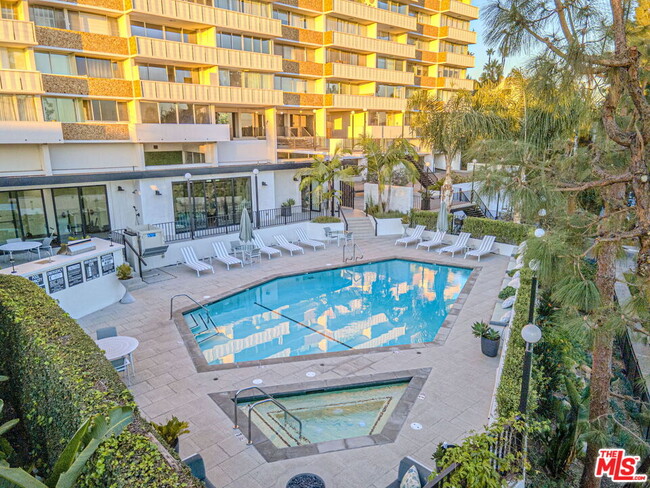 Foto del edificio - 8787 Shoreham Dr