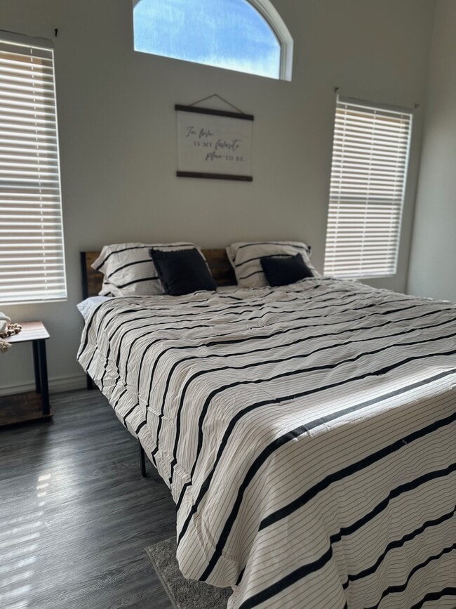 Building Photo - 2745 E Hartford Ave