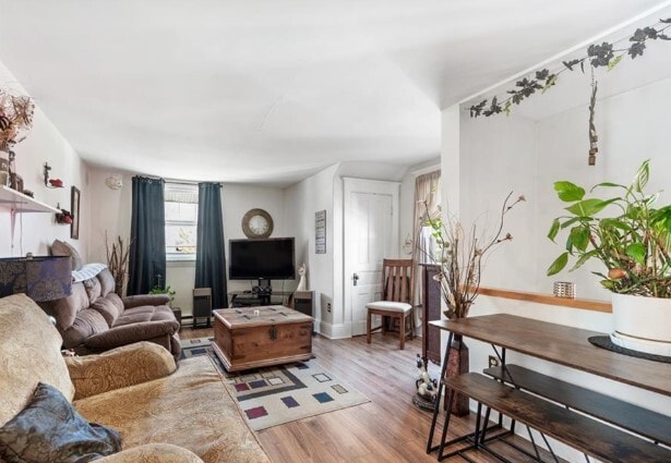 salon - 253 Weldon St