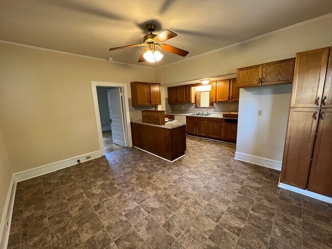 Building Photo - NO LONGER TAKING APPLICATIONS 1000 Barnhar...