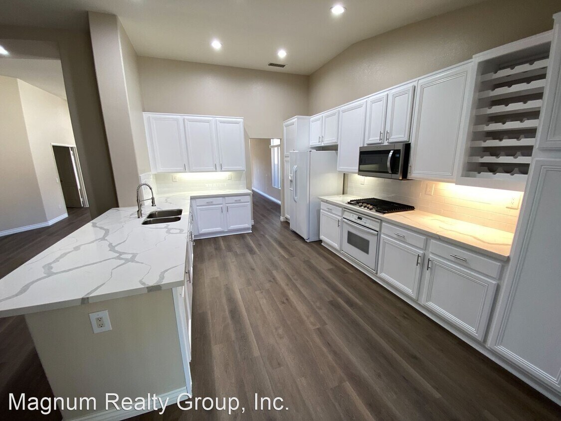 Foto principal - 3 br, 2 bath House - 40030 Athena Ln