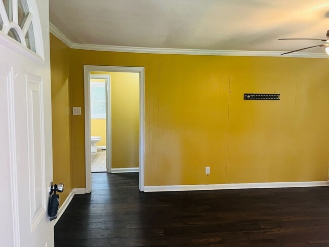 Building Photo - Wow! 3 bedroom 2 bathroom, approx 1000 sqft, and minutes from the interstate. Must see!