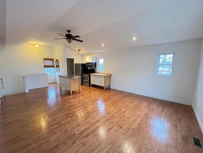 Photo du bâtiment - Sun-Filled Spacious 1BR | Vaulted Ceilings, Private Terrace & In-Suite Laundry — East Mountain