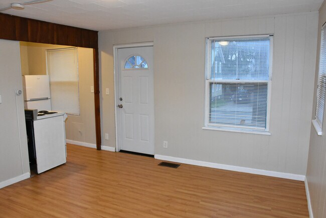Building Photo - 537 Baldwin St