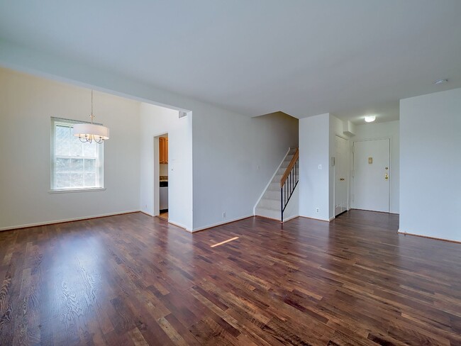 Foto del edificio - Two-Level Loft Space in NW DC's McLean Gar...