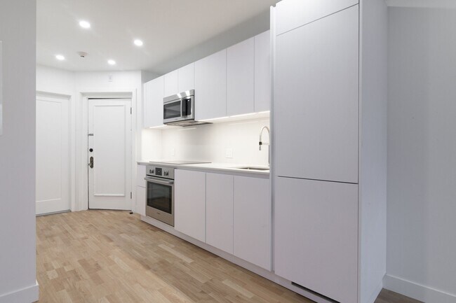 Building Photo - 2050 Av. Claremont