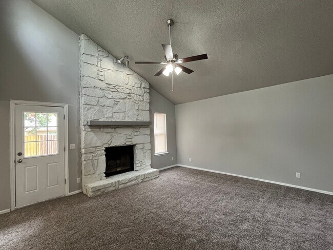 Building Photo - 3 bedroom house in Broken Arrow!