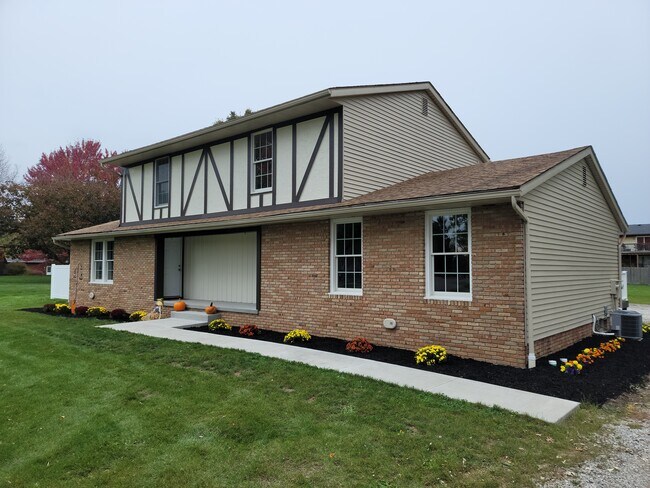 Building Photo - 1055 Fuchsia Cir NW
