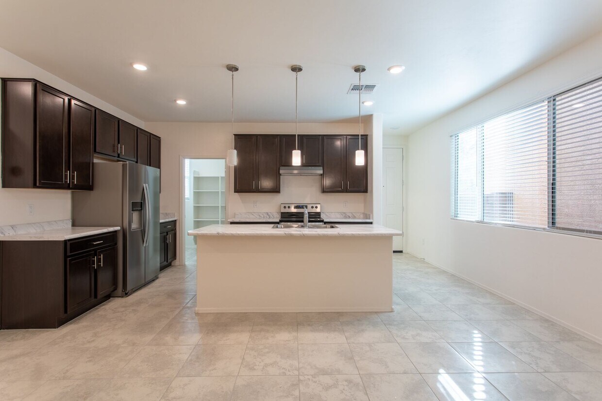 Foto principal - New 4 bedroom 2.5 bath